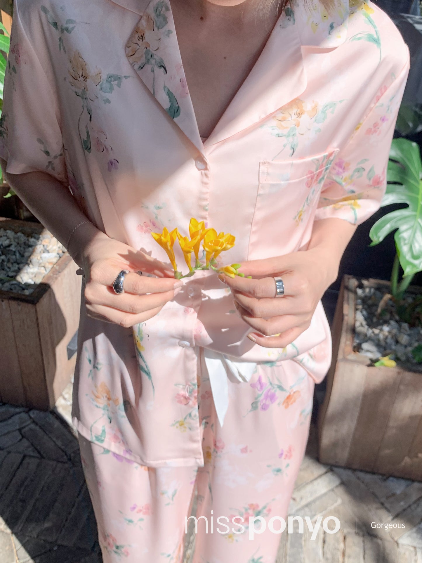 Gorgeous short sleeves long pants